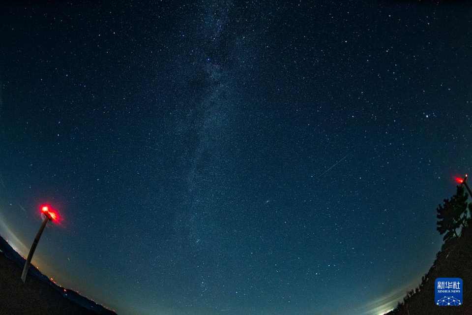 英仙座流星雨“绽放”夜空