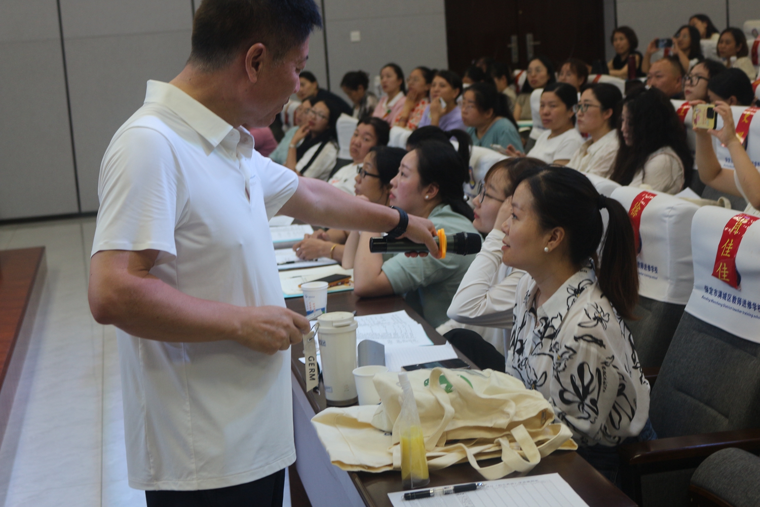 保定市满城区举办“国培计划（2024）”县级骨干教师培训_fororder_特级教师与学员现场互动 摄影 崔跃骞