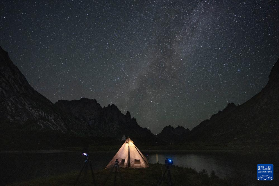 英仙座流星雨“绽放”夜空