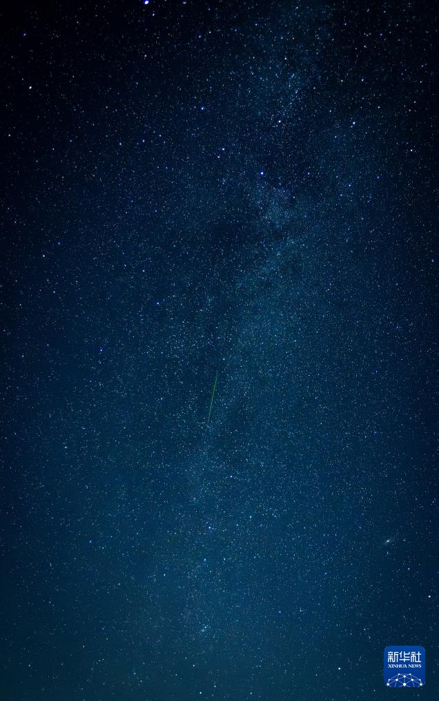 英仙座流星雨“绽放”夜空