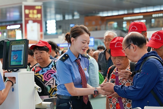 铁路中秋小长假运输启动 贵阳车站预计发送旅客81.8万人次_fororder_微信图片_20240914162621