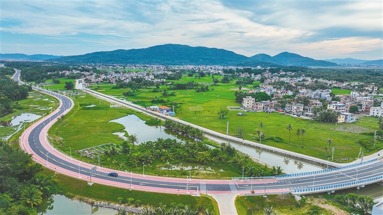 海南环岛旅游公路陵水段：行在景中美如画_fororder_10431557_hnrbtp1_1723998595732_s