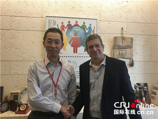 图片默认标题_fororder_中国国际人才交流协会驻以色列代表处总代表钟延光与以色列马沙夫的副总司长尤瓦尔。（摄影孙伶俐）