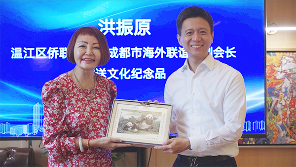 “校+地+会”三方协作 成都温江探索打造海外华侨特色交流工作品牌_fororder_赠送文化纪念品现场-供图-成都市温江区委统战部