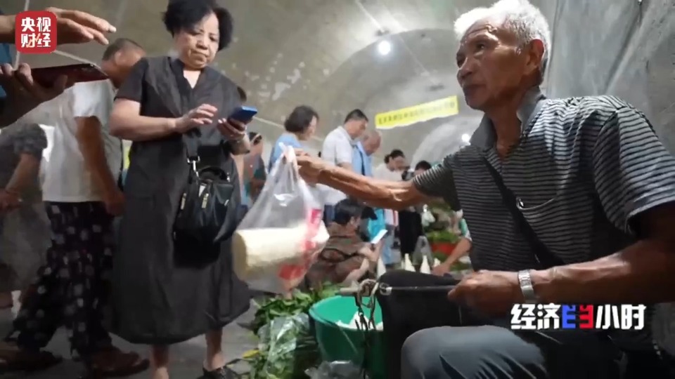 坐着地铁去卖菜！重庆“背篓专线”载着一座城的温暖