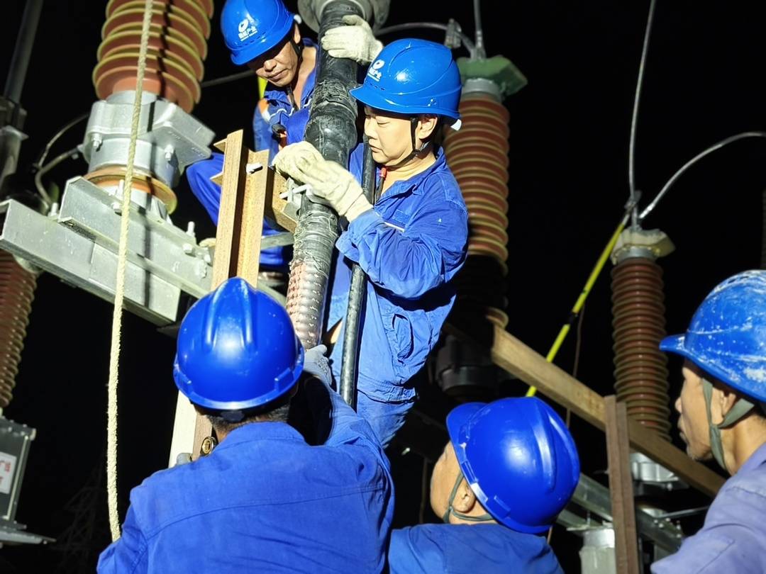 （转载）高温导致用电负荷大幅提升 德阳电力“零点作业”维护居民用电安全