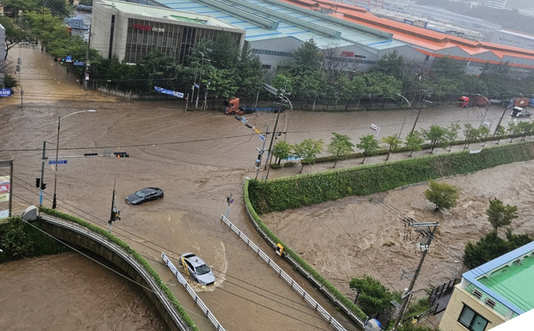 韩国多地降暴雨 近千人被紧急疏散