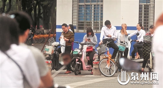 【法治 主推】【地市 泉州】(摘要;在泉州中心市区刺桐路与泉秀街路口，记者在路口观察了近10分钟，便看到12个人边骑电动车边接打手机。)泉州：骑车接打手机随处可见 安全隐患多将进行整治