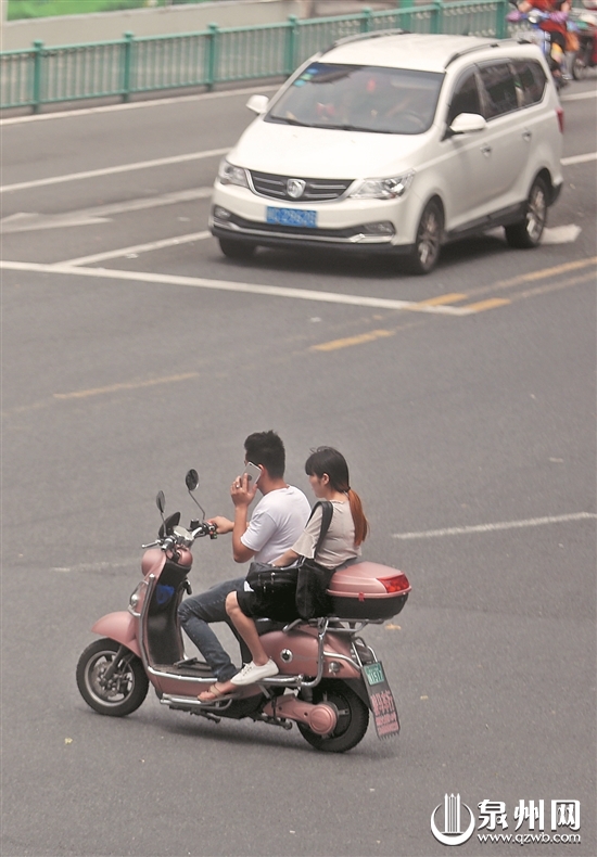 【法治 主推】【地市 泉州】(摘要;在泉州中心市区刺桐路与泉秀街路口，记者在路口观察了近10分钟，便看到12个人边骑电动车边接打手机。)泉州：骑车接打手机随处可见 安全隐患多将进行整治