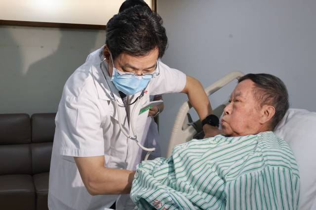 广州中医药大学副校长、广东省中医院院长张忠德： 让东方智慧焕发新生机
