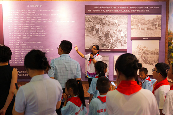 “践行生态文明·共赴世园之约”成渝少先队校外实践活动圆满结束_fororder_成渝少先队员参观简阳市规划馆