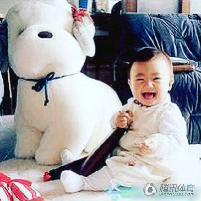 组图：福原爱晒童年私照 吐舌卖萌略带婴儿肥