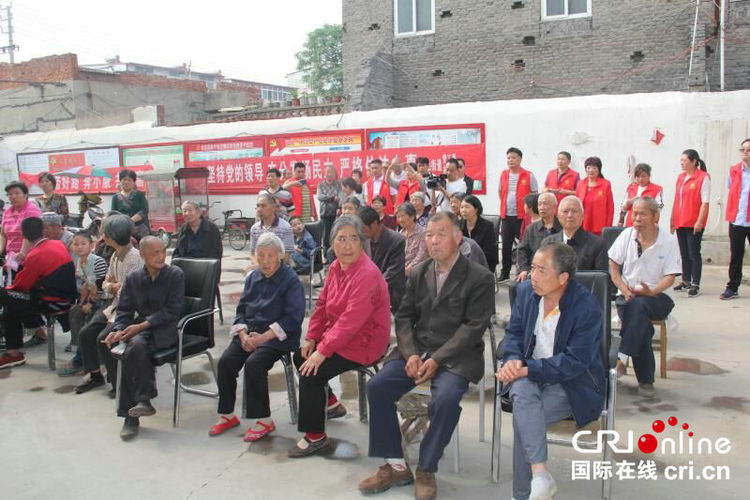 【河南供稿】关爱老人 河南郏县免费发放防走失黄手环