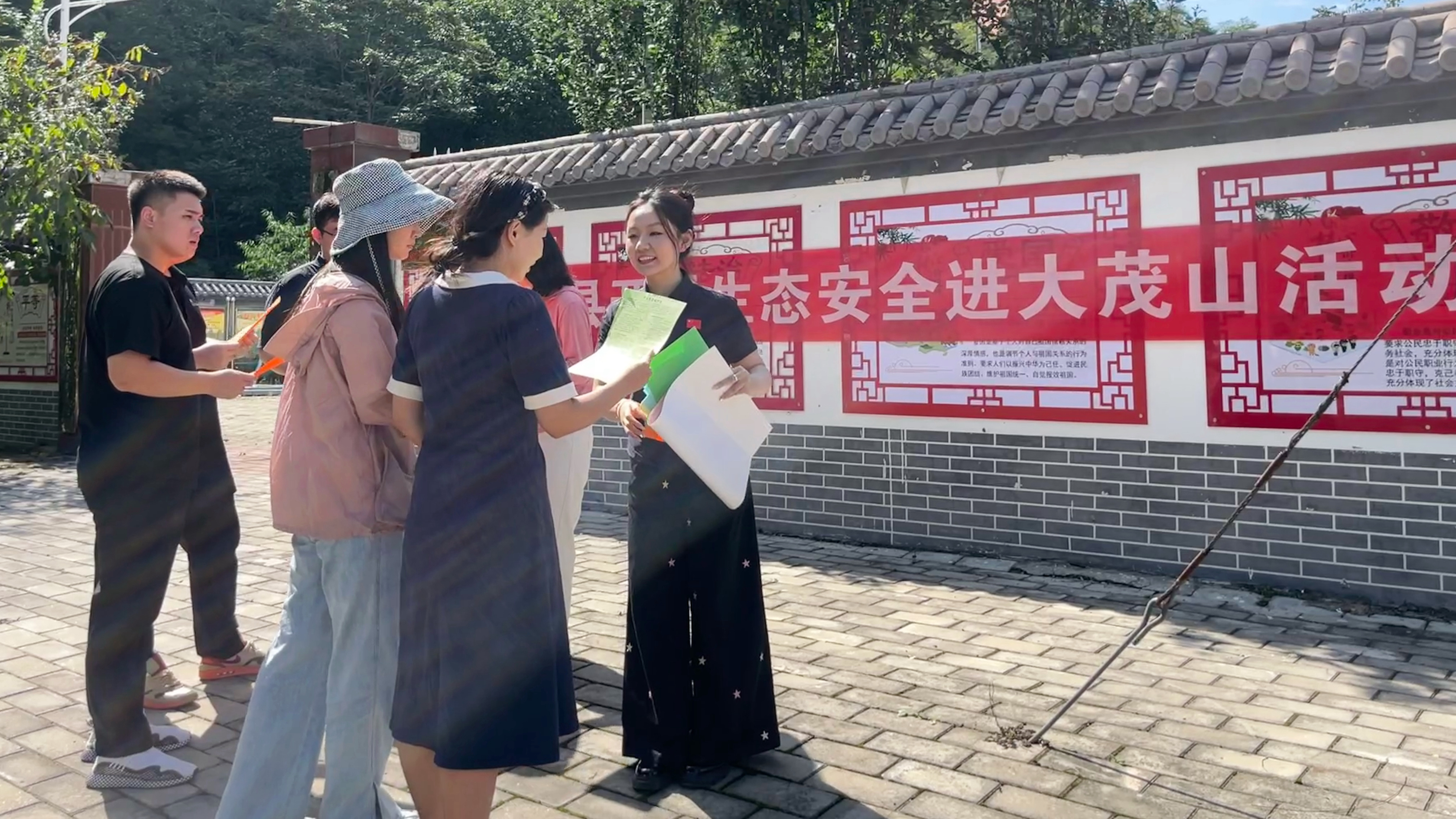 河北唐县：国家安全宣传教育走进山区_fororder_工作人员向过往群众讲解海报中的内容