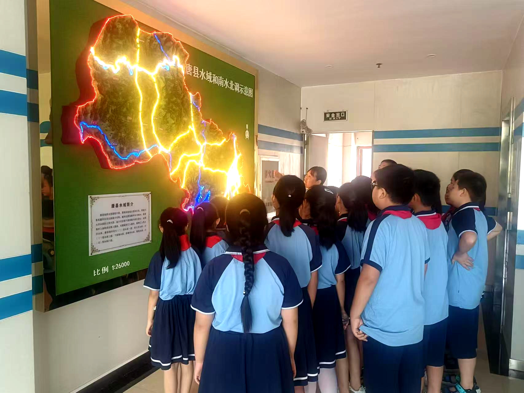 河北唐县第三小学走进节水科普馆_fororder_水利局工作人员向学生们讲解全县水利概况  王淑鸿摄