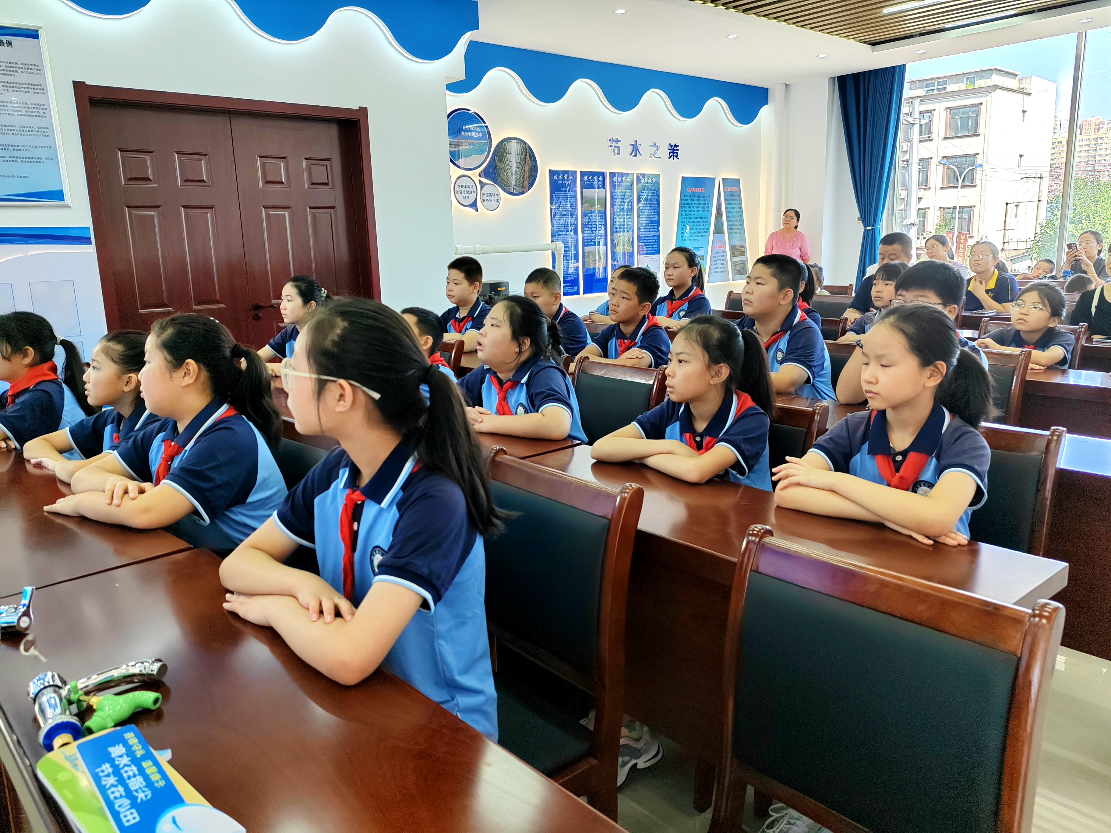 河北唐县第三小学走进节水科普馆_fororder_小学生们认真聆听节水科普知识  王淑鸿摄