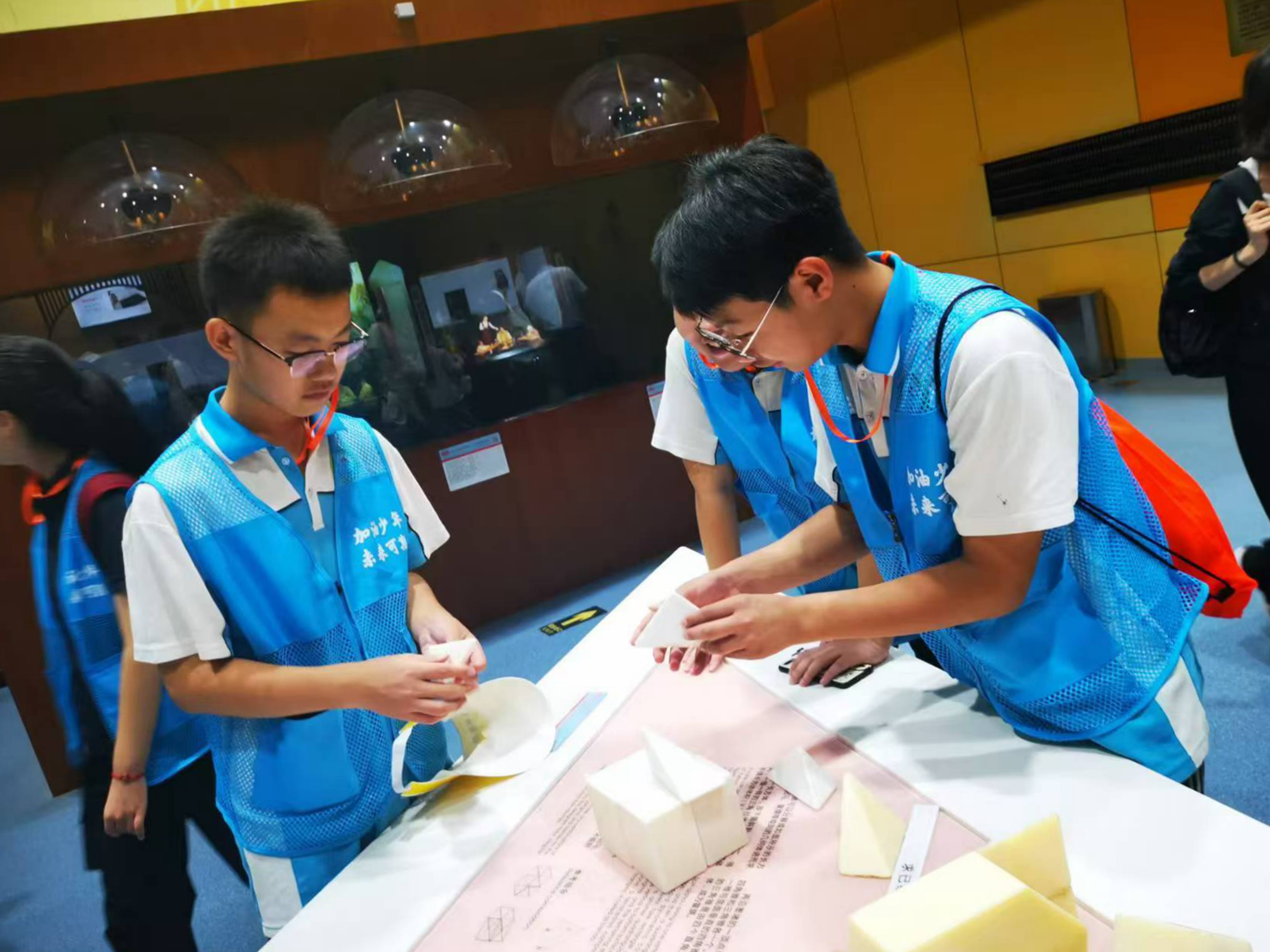 河北唐县：暑期研学  筑梦未来_fororder_学生拼合设计不规则体并求体积