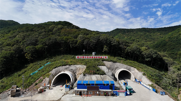 中铁本桓高速公路项目六工区庙岭隧道双线顺利贯通_fororder_微信图片_20240903161107