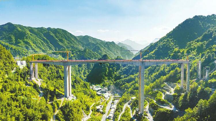 （转载）米仓大道黄峡村特大桥主跨合龙_fororder_91a0934c32dd5fcf1ca84a6585f3ab30