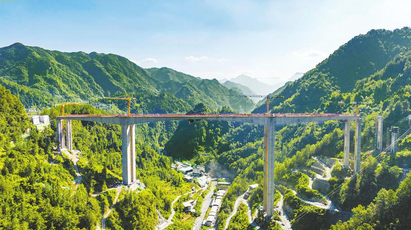 （转载）米仓大道黄峡村特大桥主跨合龙_fororder_91a0934c32dd5fcf1ca84a6585f3ab30