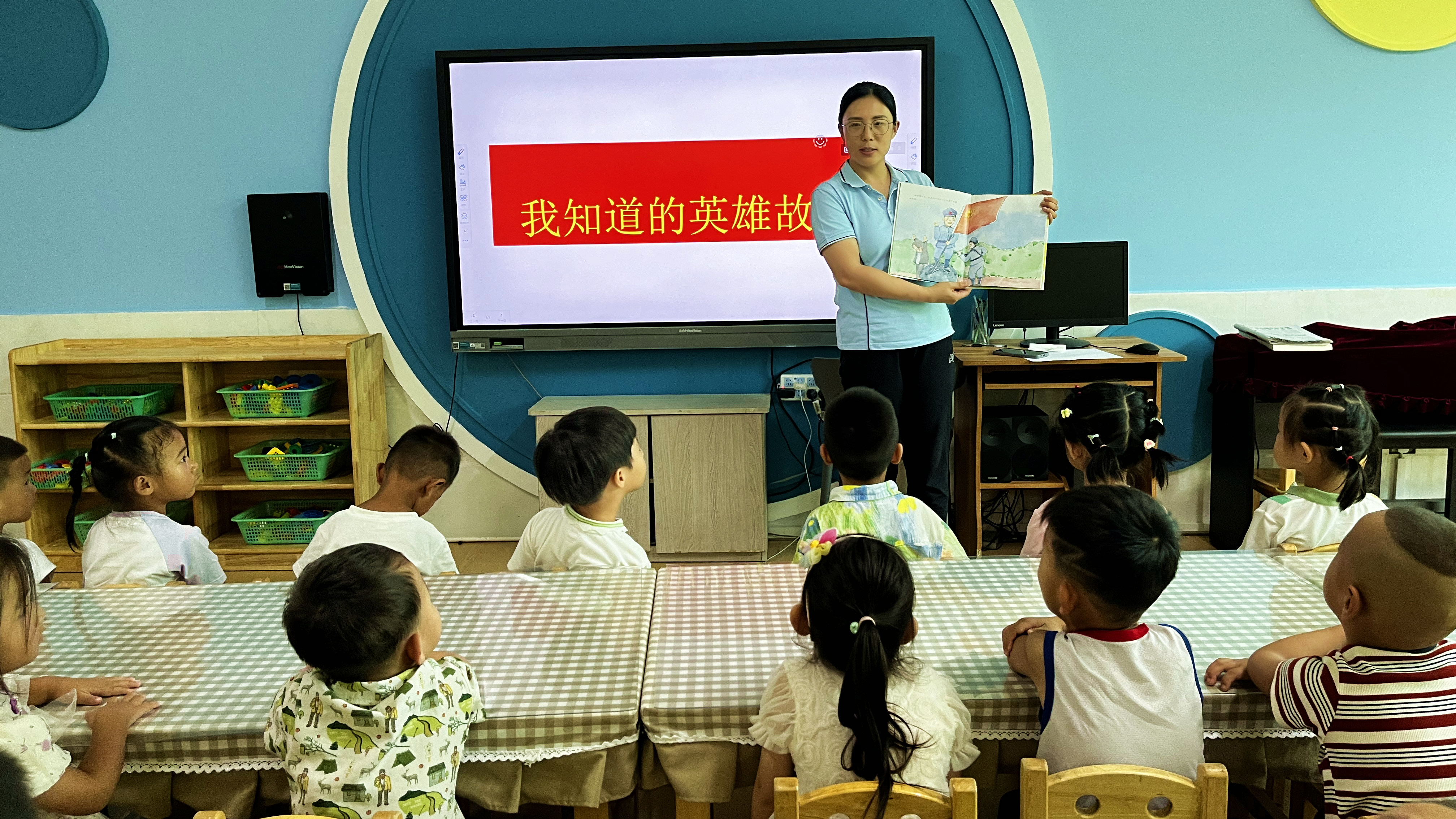 河北唐县：铭记历史，童心向未来_fororder_老师向孩子们讲解抗日英雄的故事