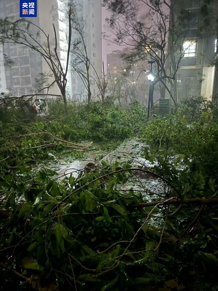 台风“摩羯”正在穿越海南岛 多地设施受损严重