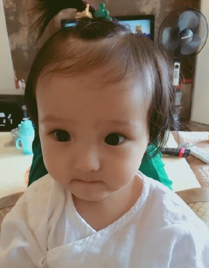 欧弟女儿勾手指做高难度动作 粉嫩肉手萌翻众人