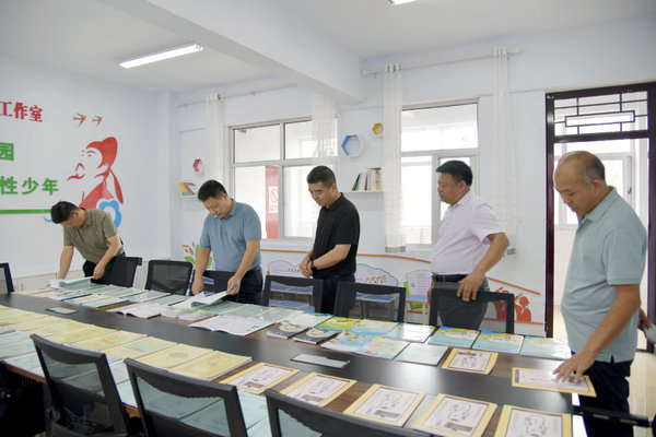 【原创】三门峡示范区阳店镇：桃李芬芳意关怀暖人心_fororder_察看学校童诗教育成果 摄影 彭红勇
