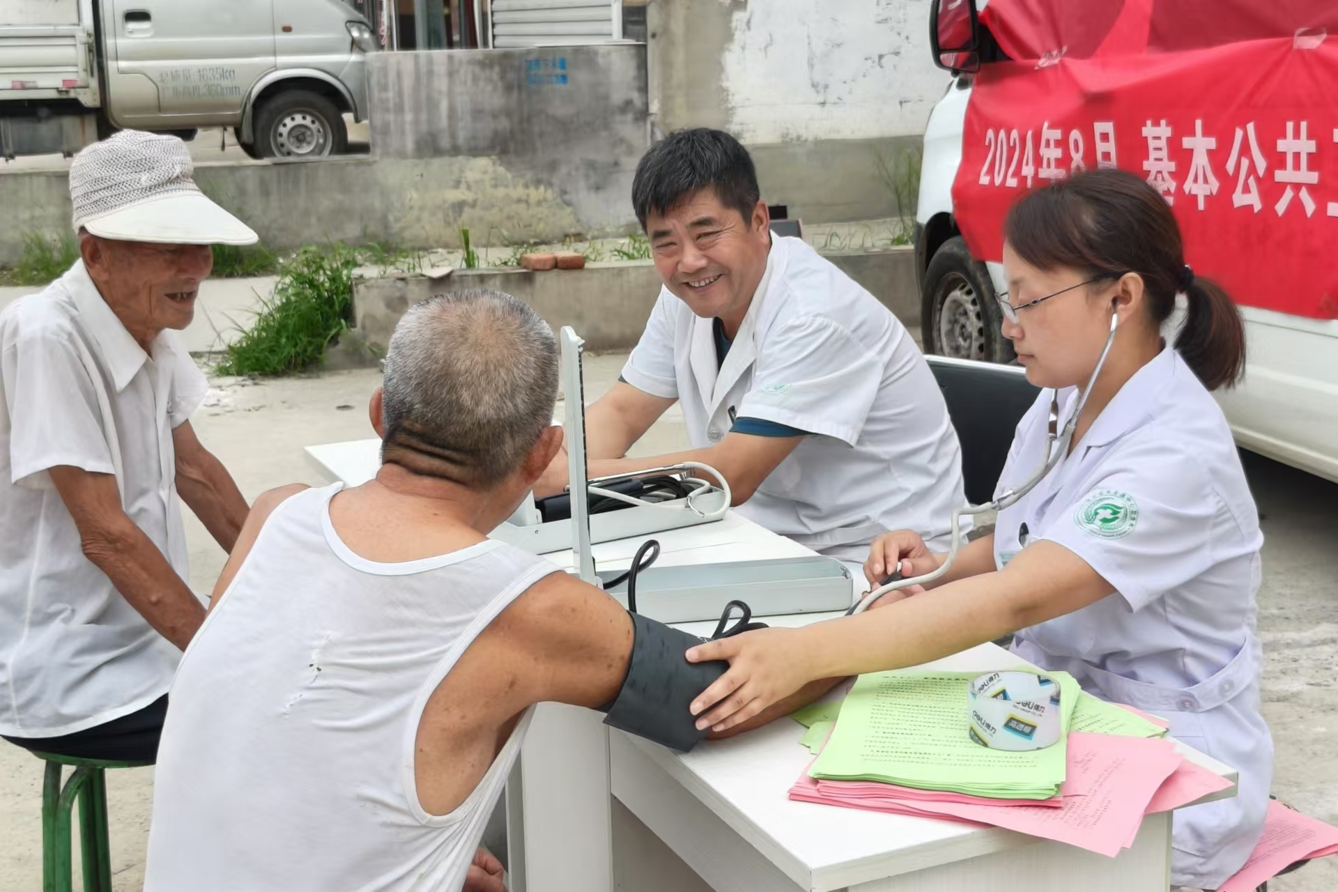 保定徐水区：织密健康网 百姓有“医”靠_fororder_镇卫生院巡回入村免费体检，把健康送到百姓家门口。李润冰 摄