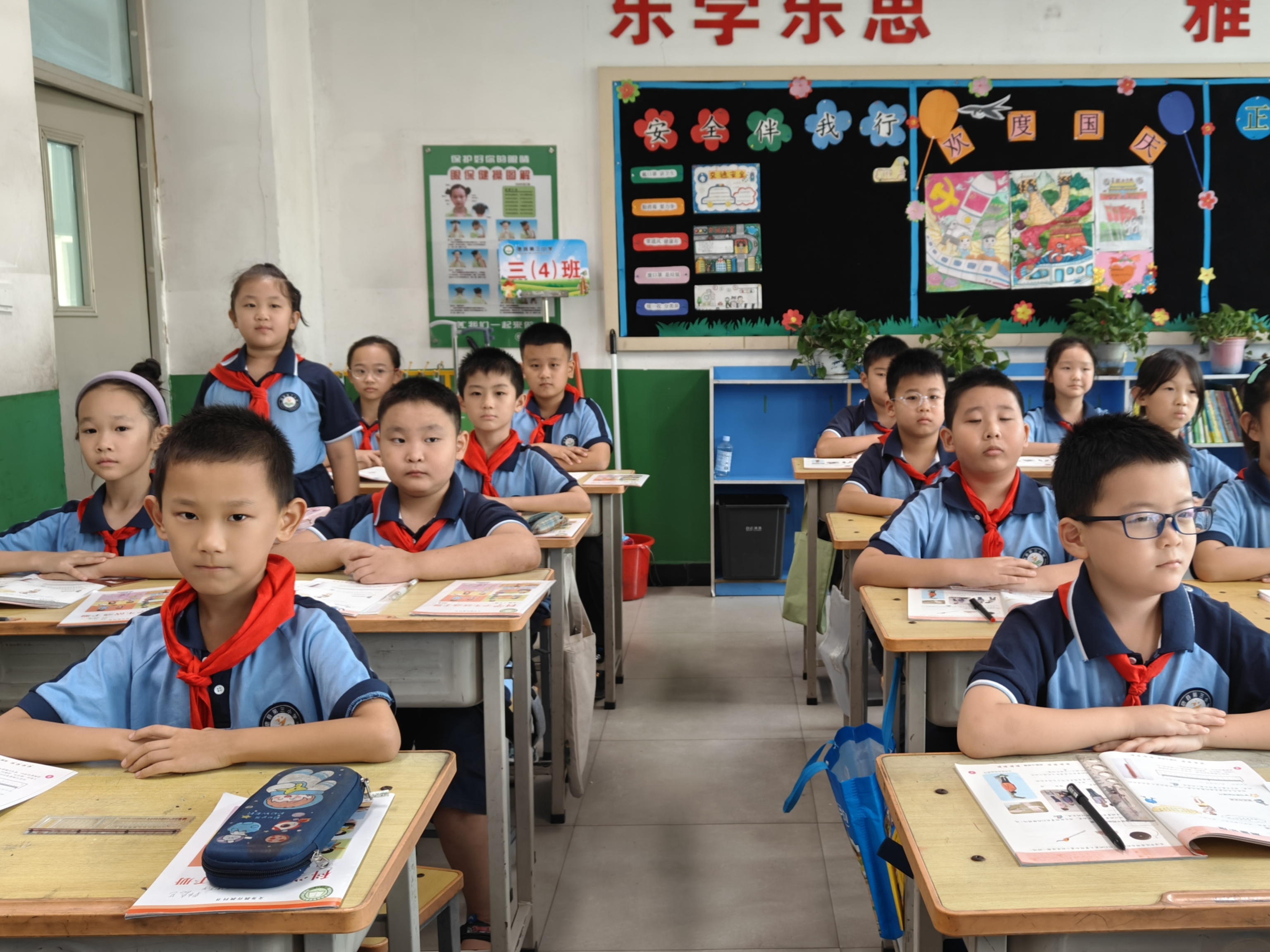 河北唐县：开展国家安全教育进校园活动_fororder_学生们参与现场问答
