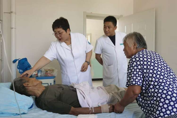 保定徐水区：织密健康网 百姓有“医”靠_fororder_大王店镇中心卫生院院长张霞（左一）观察患者康复情况。靳晶 摄