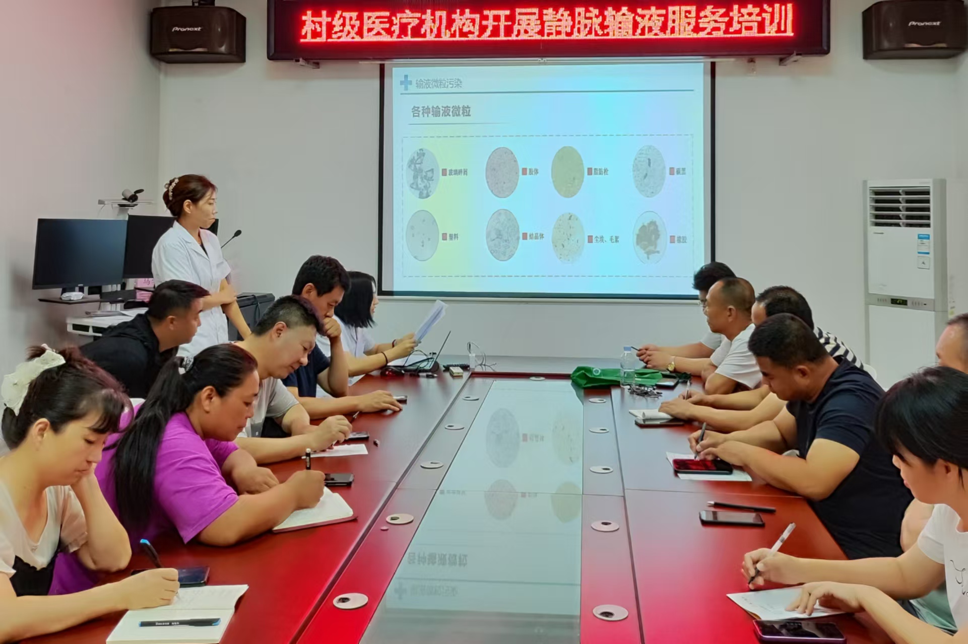 保定徐水区：织密健康网 百姓有“医”靠_fororder_镇卫生院定期培训，提高村医服务技能。李润冰 摄