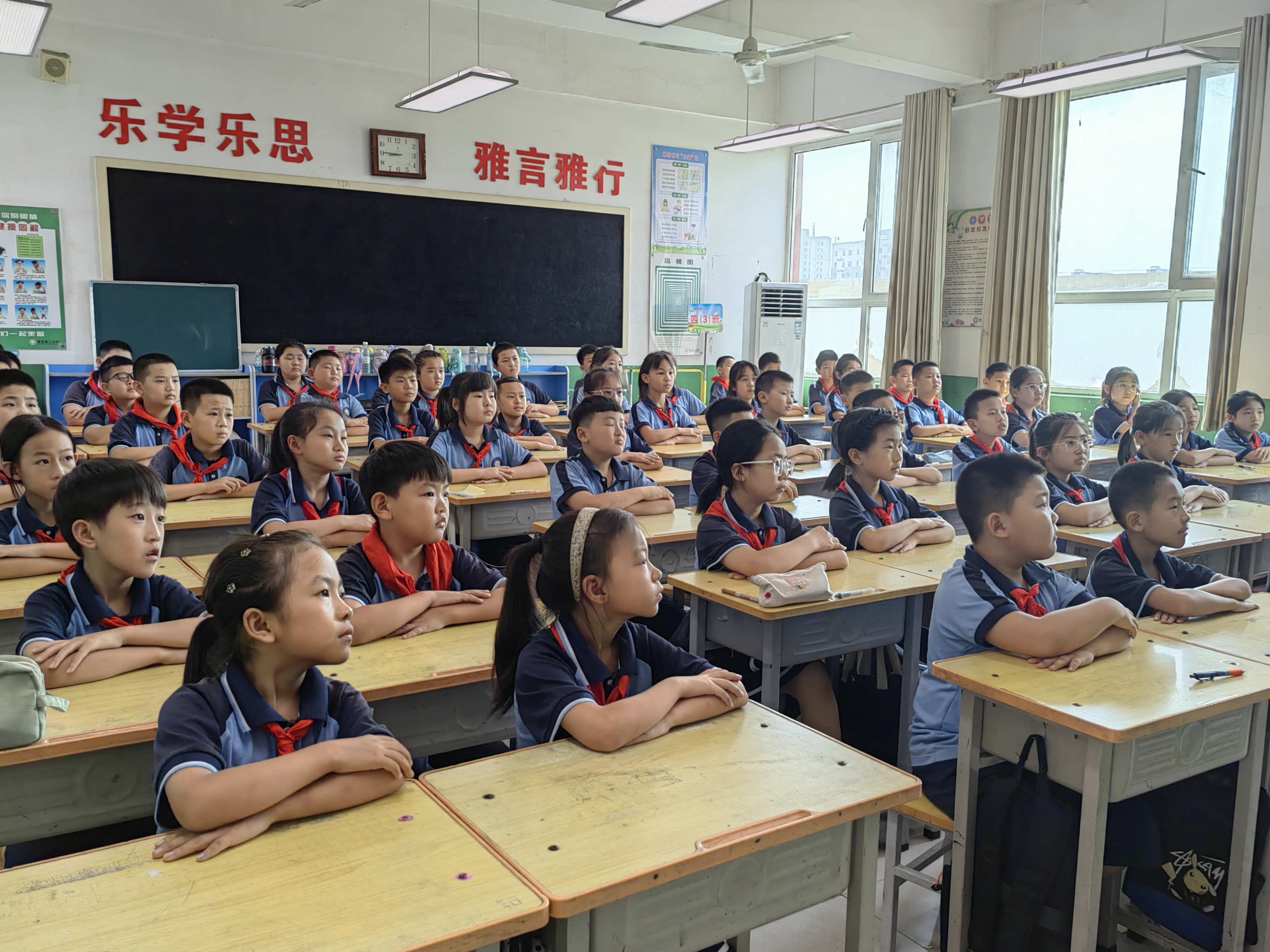 河北唐县：开展国家安全教育进校园活动_fororder_学生们认真听讲