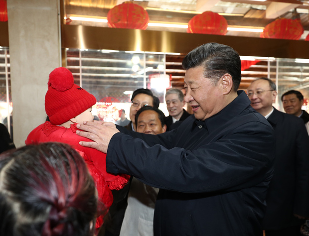 图片默认标题_fororder_2018年2月12日习近平在汶川县映秀镇考察时同小朋友打招呼（新华社记者鞠鹏摄）