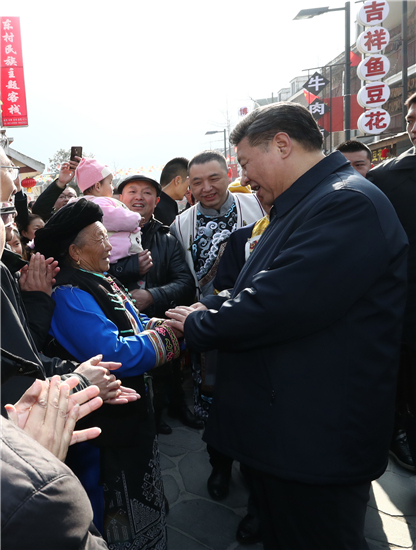 图片默认标题_fororder_2018年2月12日习近平在汶川县映秀镇同当地群众亲切交谈（新华社记者鞠鹏摄）