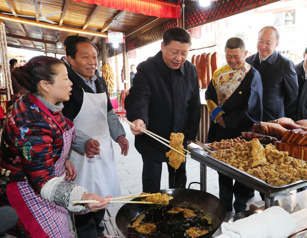 图片默认标题_fororder_2018年2月12日习近平在映秀镇村民开办的饭店体验炸酥肉（新华社记者 鞠鹏摄）
