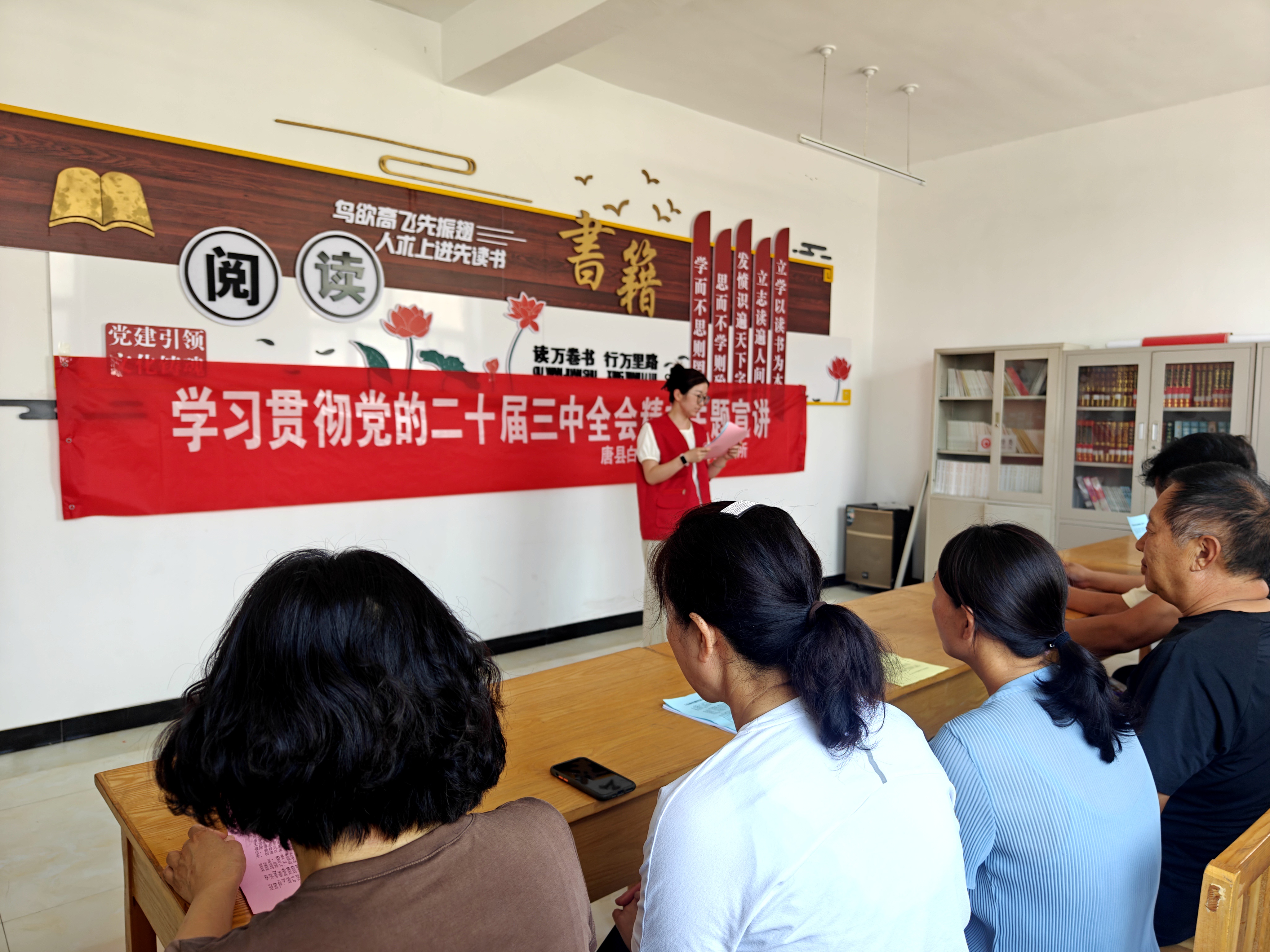 河北唐县：让党的声音在基层落地生根_fororder_新时代文明实践所志愿者进行宣讲 苏培摄