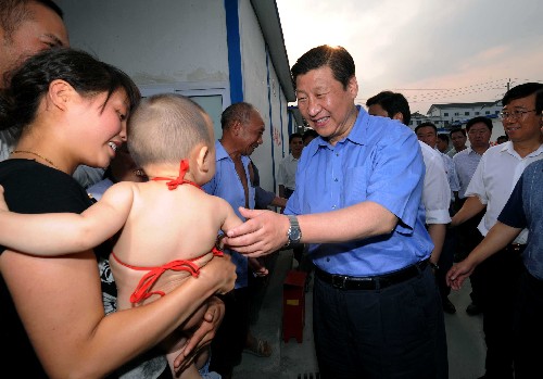 图片默认标题_fororder_2008年6月28日习近平在都江堰幸福家园安置点看望受灾群众（新华社记者饶爱民摄）
