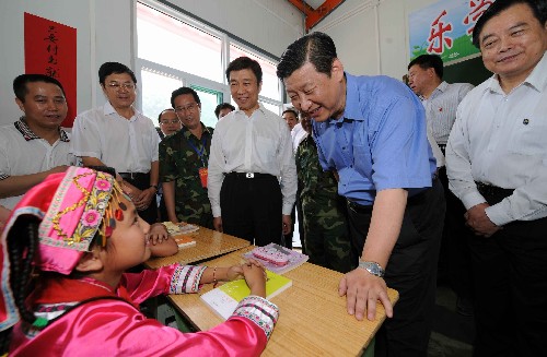 图片默认标题_fororder_2008年6月28日习近平在北川手拉手希望小学考察时与11岁羌族学生梅宝艺亲切交谈（新华社记者饶爱民摄）