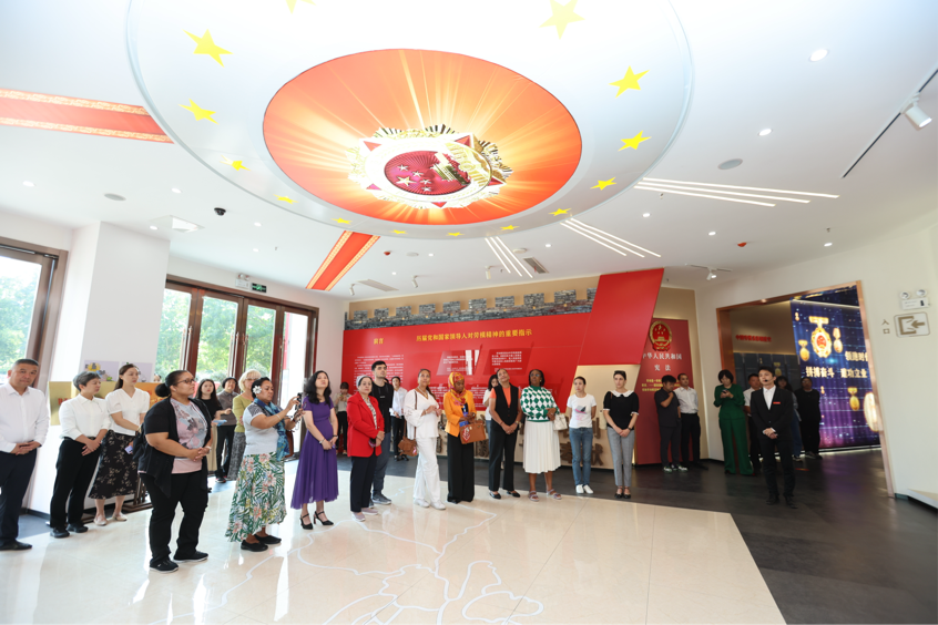 驻华大使夫人参访西安市劳模精神展示馆 共话劳动价值与时代担当_fororder_图片70