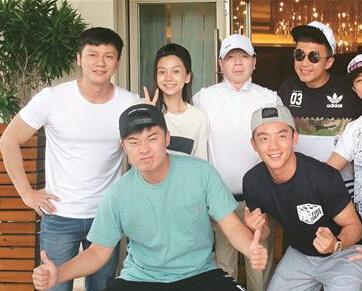 女星自拍和被偷拍似两人:谢娜诡异baby素颜丑