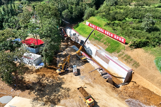 贵州黄桶至广西百色铁路贵州段控制性工程白石岩隧道进洞施工_fororder_微信图片_20240914135644