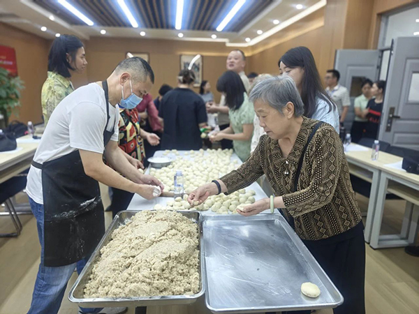 成都温江区举办港澳台侨同胞“庆中秋·迎国庆”专题调研联谊活动_fororder_制作月饼体验现场-供图-成都市温江区委统战部