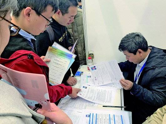 山东揽才 清华园长队排了一里路