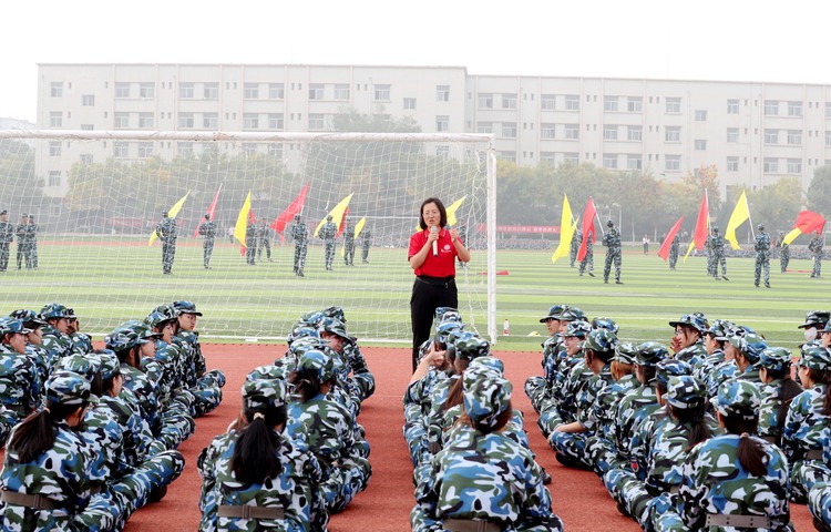 银川科技学院：思政课走进军训场 理想信念深植青年心_fororder_AX0I9012_副本_副本