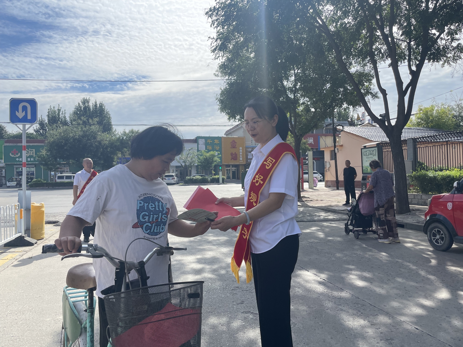 “双争”有我丨保定市满城区举办第27届全国推广普通话宣传周活动_fororder_向广大居民发放推广普通话宣传资料 摄影 崔跃骞