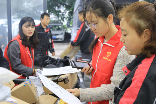 【社会民生】重庆巴南区开展关爱“快递小哥”志愿者服务活动