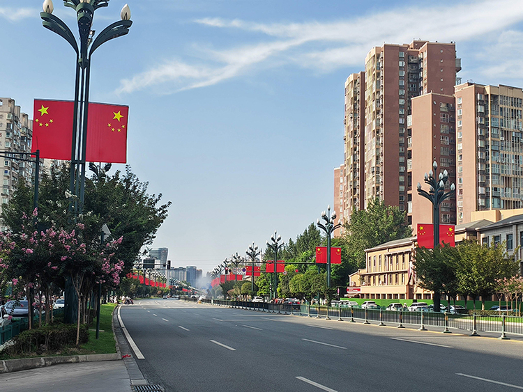 成都市城管委开展2024年国庆节城市氛围营造国旗悬挂工作_fororder_国旗悬挂照片-供图-成都市城管委