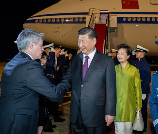 习近平抵达巴西利亚出席金砖国家领导人第十一次会晤