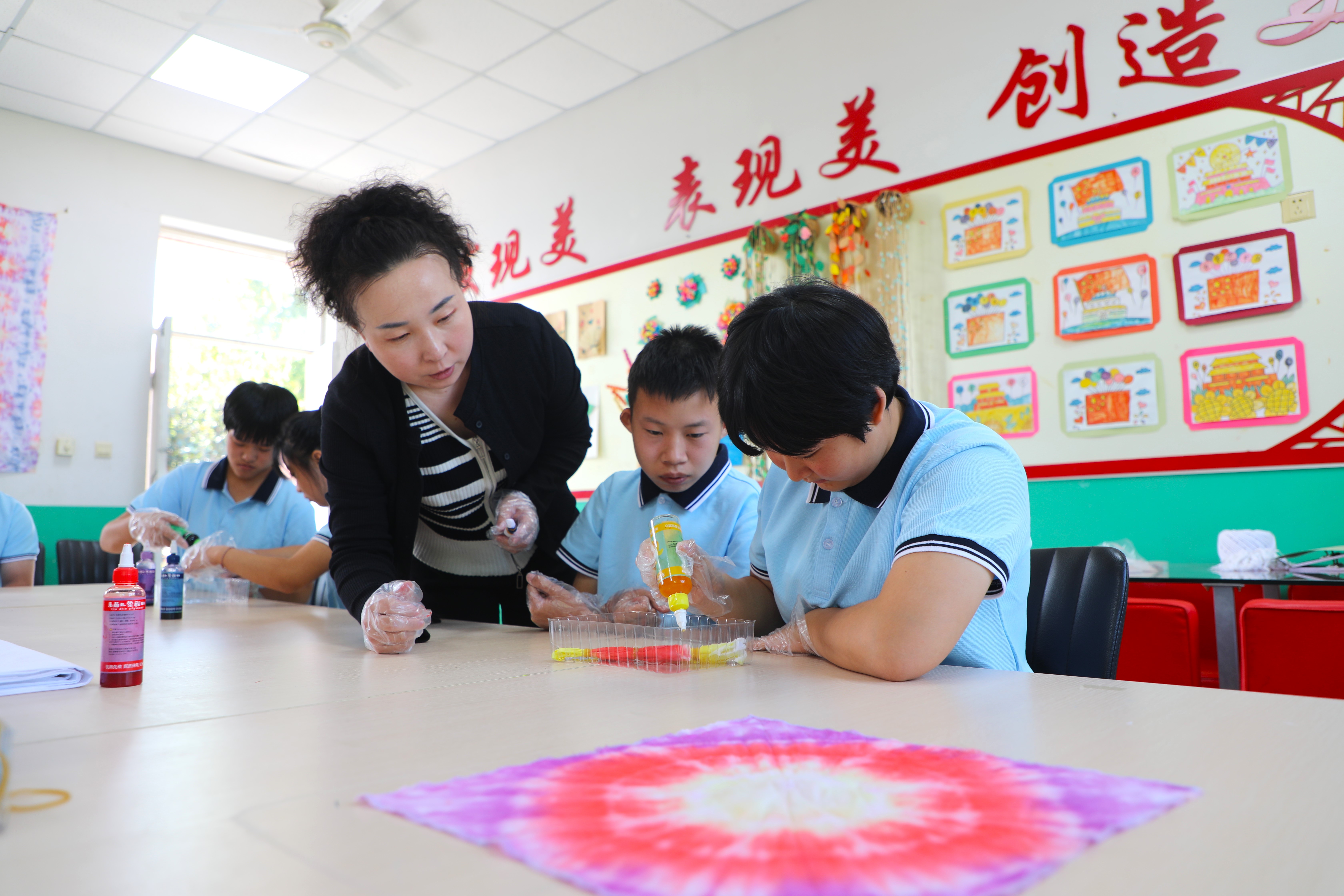 图片默认标题_fororder_图为在河北省保定市涞水县特教中心，学生们正在制作扎染。（徐梓钰 摄）.JPG